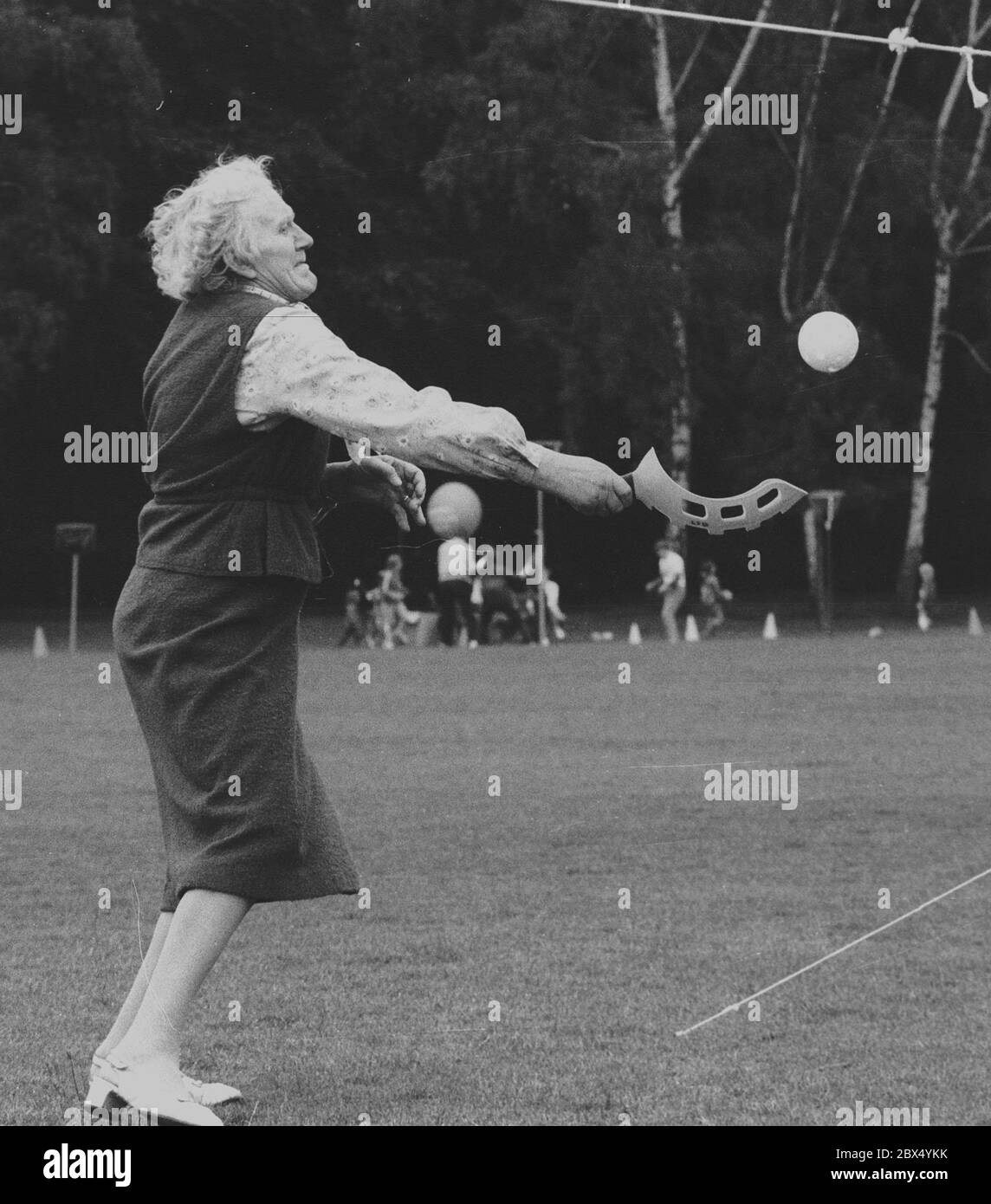 Berlino / anziani / sport / 31.5.1984Spielfest della federazione sportiva nel parco Rehberge, matrimonio:una vecchia signora in azione// tempo libero / [traduzione automatizzata] Foto Stock