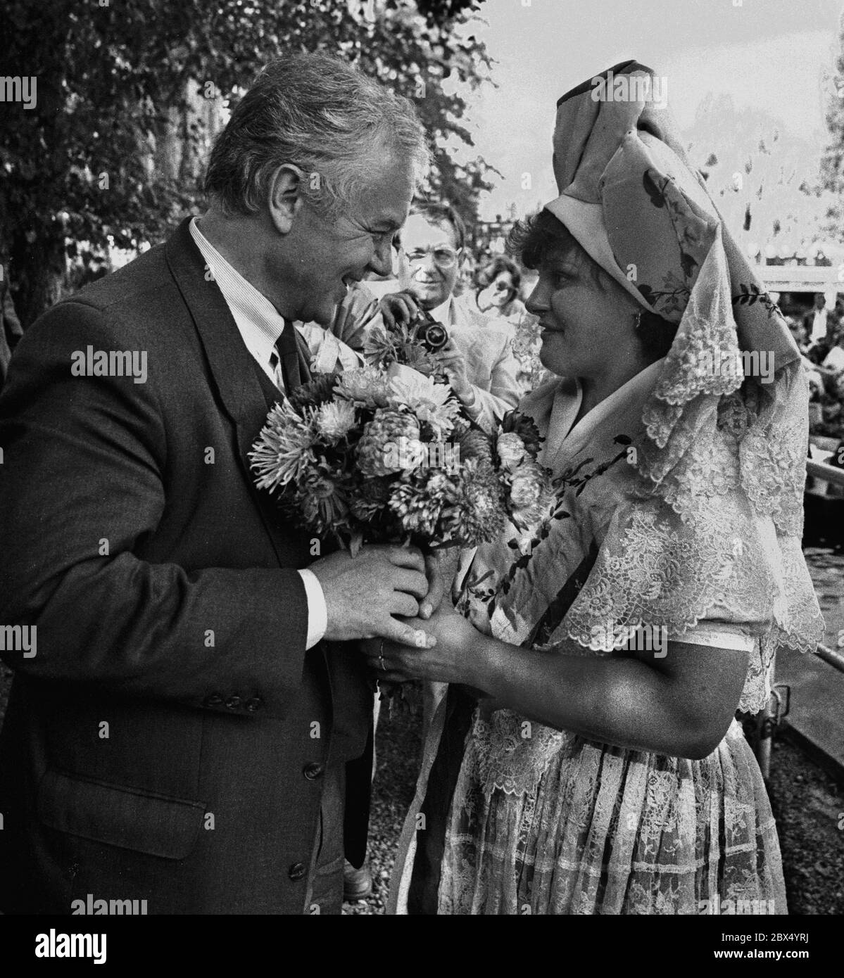 Stati / Brandenburgo / 1990 Manfred Stolpe nella sua prima campagna elettorale, era diventato un membro del SPD poche settimane prima e stava correndo per il Premier di Stato. Spreewald festival a Luebben, Kahn leader in costume tradizionale. [traduzione automatizzata] Foto Stock