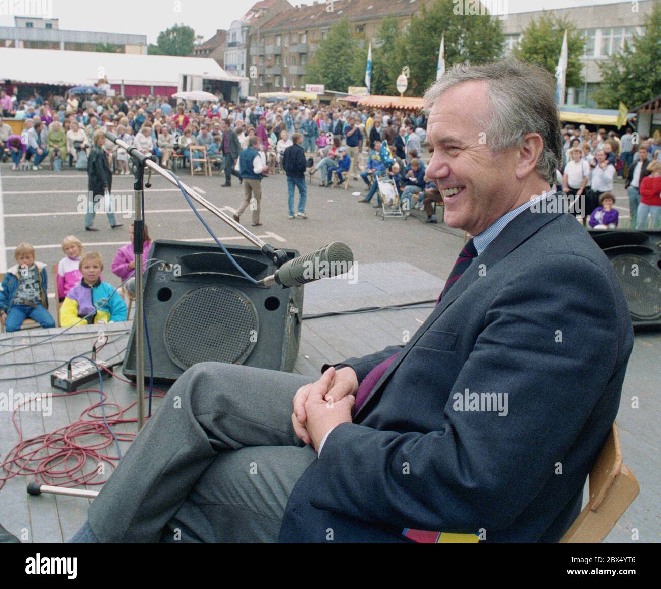 Brandenburgo / SPD Manfred Stolpe al Festival di Spreewald a Luebben, giugno 1990 talk show sulla piazza del mercato [traduzione automatizzata] Foto Stock