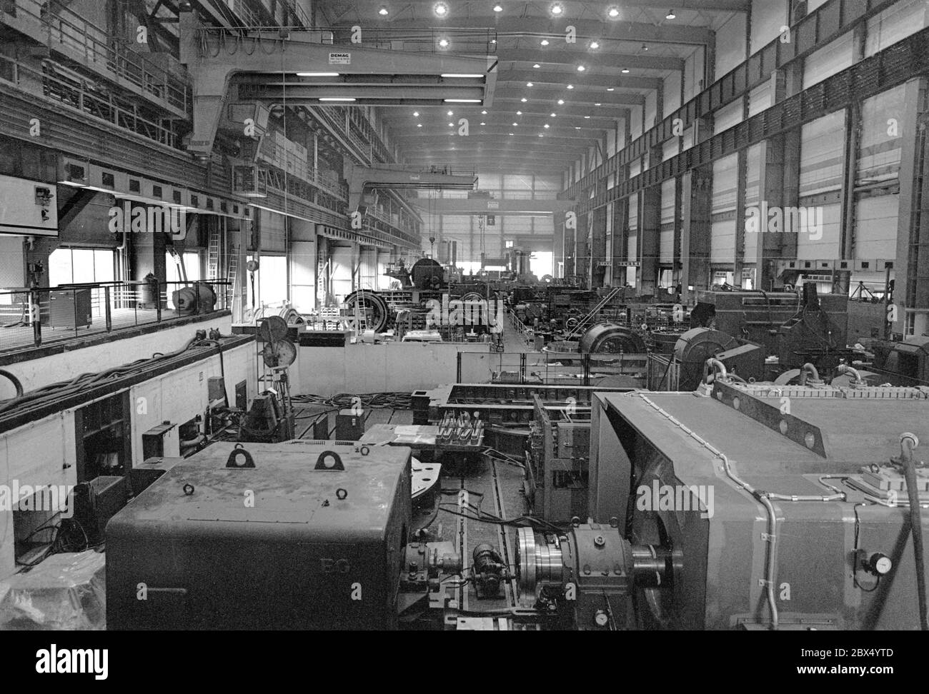 Berlino / matrimonio / industria / 14.8.1981 AEG fabbrica a Wedding, Behrenshalle, costruzione di impianti la sala è elencata come un ex edificio industriale dall'architetto Peter Behrens. Dal 2003, il tu Berlin è stato situato lì // architettura / Storia / lavoratori nel 1888, AEG ha costruito un grande complesso industriale a Wedding su Ackerstrasse, che presto divenne troppo piccolo. Hanno assunto un sito ancora più grande su Voltastrasse. Nelle enormi fabbriche produssero quasi tutto ciò che AEG vendeva: Piccoli motori e turbine giganti, lampadine e grandi macchine. Quando il sito divenne troppo piccolo, AEG costruì Foto Stock