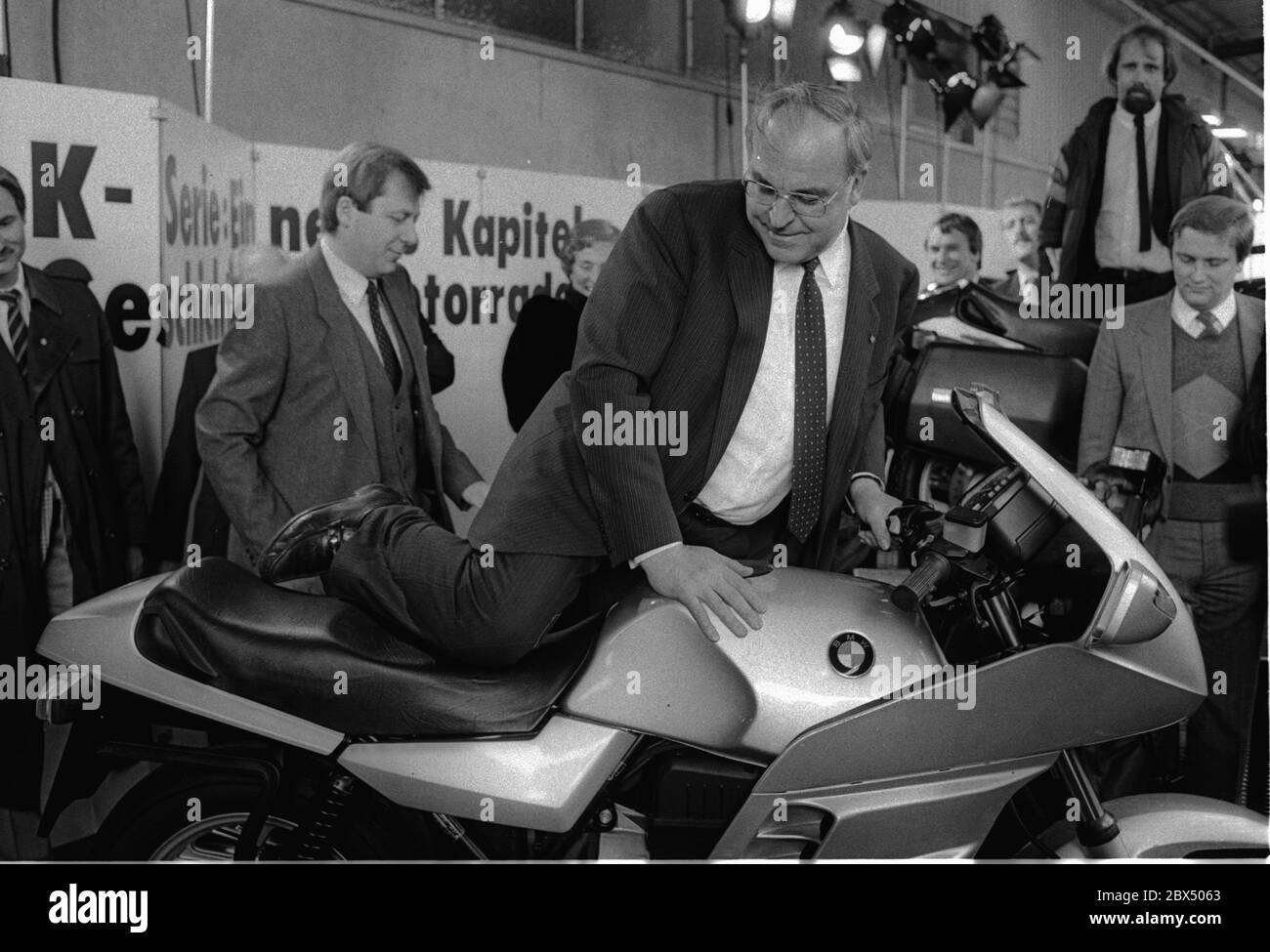 Berlino / CDU / partiti politici / 1.3.1984 Helmut Kohl, Eberhard Diepgen su BMW (inaugurazione di una nuova sezione dello stabilimento BMW a Spandau) // Moto / passeggero [traduzione automatizzata] Foto Stock