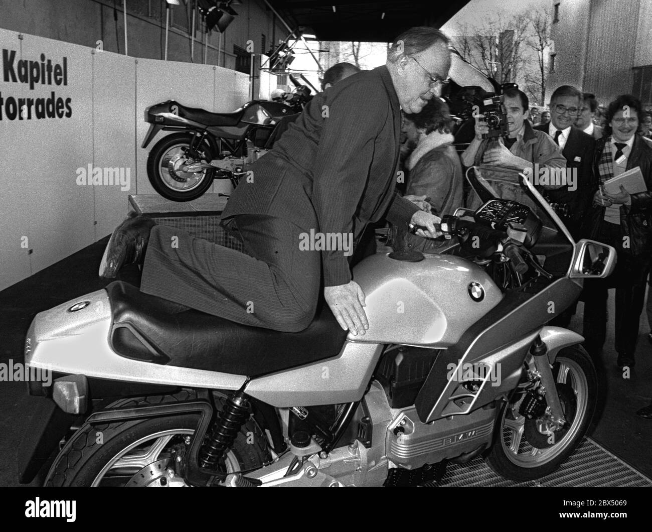 Berlino / CDU / partiti politici / 1.3.1984 Helmut Kohl su BMW (inaugurazione di una nuova parte dello stabilimento BMW di Spandau) // moto / co-driver [traduzione automatizzata] Foto Stock