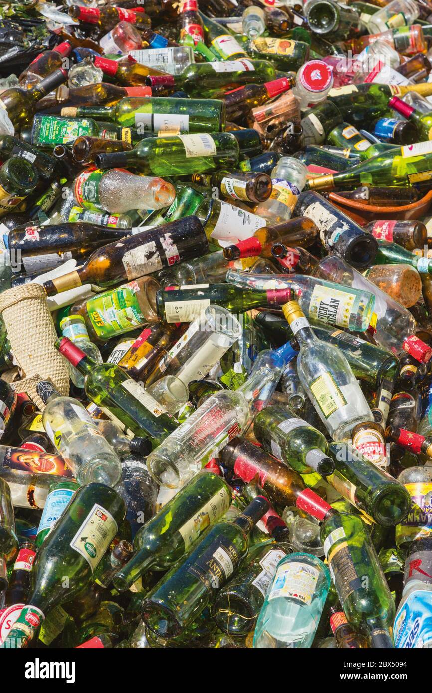 Pila di bottiglie vuote e usate pronte per il riciclaggio. Foto Stock