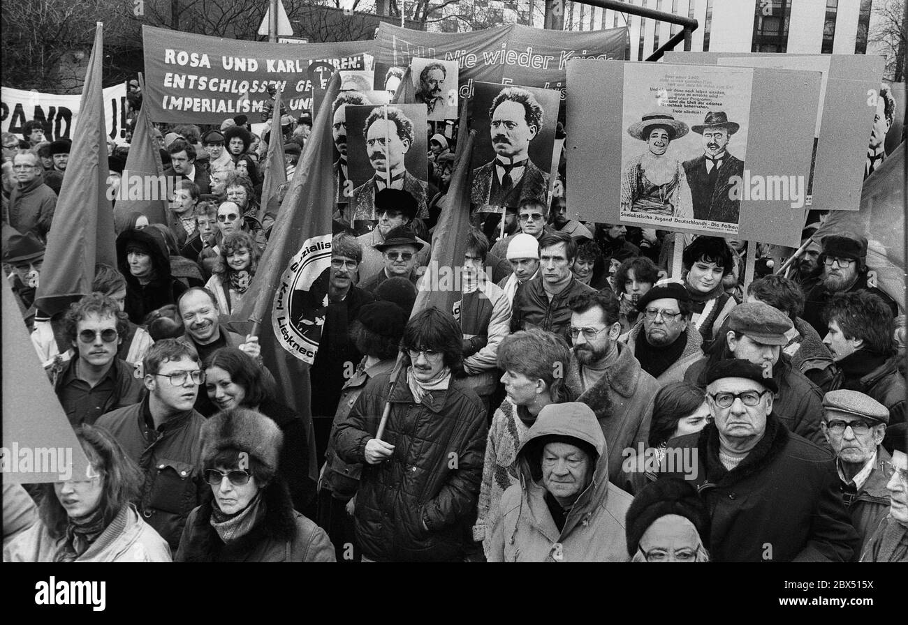 Berlino / Partito di sinistra / SPD / anni 80 15.1.1989 Jusos e SEW (Partito Socialista di Berlino Ovest, licenziamento SED) alla celebrazione Rosa Luxemburg all'Olof-Palme-Platz, Budapier Strasse. Un tempo c'era l'Hotel Eden, sede della festa di destra che uccise Lussemburgo. L'evento era prima della caduta del muro / / demo contro la guerra / / GDR / [traduzione automatizzata] Foto Stock