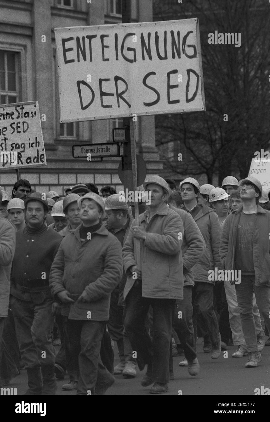 Berlino / GDR / Gennaio 1990 Demo a sostegno della Tavola rotonda, il governo Modrow non ha seguito gli ordini della Tavola rotonda. Di conseguenza, i lavoratori edili dei cantieri di Friedrichstrasse hanno smesso di lavorare e si sono trasferiti al Volkskammer. La maggior parte di loro ha lavorato per il VEB Ingenieurhochbau, dove ci sono forti gruppi di opposizione. -espropriazione della SED- // opposizione / Tavola rotonda / Wende / unificazione / GDR-Politica *** titolo locale *** Germania orientale / Germania comunista / Oppositionautorità statali Beside nel 1990 è stata installata una tavola rotonda. Tutti i gruppi di opposizione, Stato Foto Stock