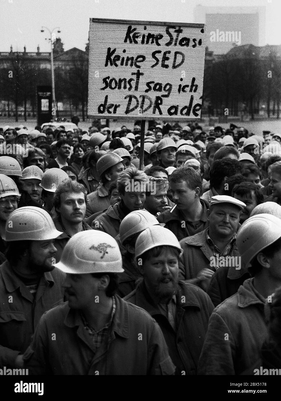 Berlino / GDR / Gennaio 1990 Demo a sostegno della Tavola rotonda, il governo Modrow non ha seguito gli ordini della Tavola rotonda. Di conseguenza, i lavoratori edili dei cantieri di Friedrichstrasse hanno smesso di lavorare e si sono trasferiti al Volkskammer. La maggior parte di loro ha lavorato per VEB Ingenieurhochbau, che ha forti gruppi di opposizione. // opposizione / Tavola rotonda / Wende / unificazione / GDR-Politica *** Città titolo *** Germania Est / Germania Comunista / Opzioneautorità statali Beside nel 1990 è stata installata una Tavola rotonda. Si sono formati tutti i gruppi di opposizione, i membri dello Stato e le persone indipendenti Foto Stock