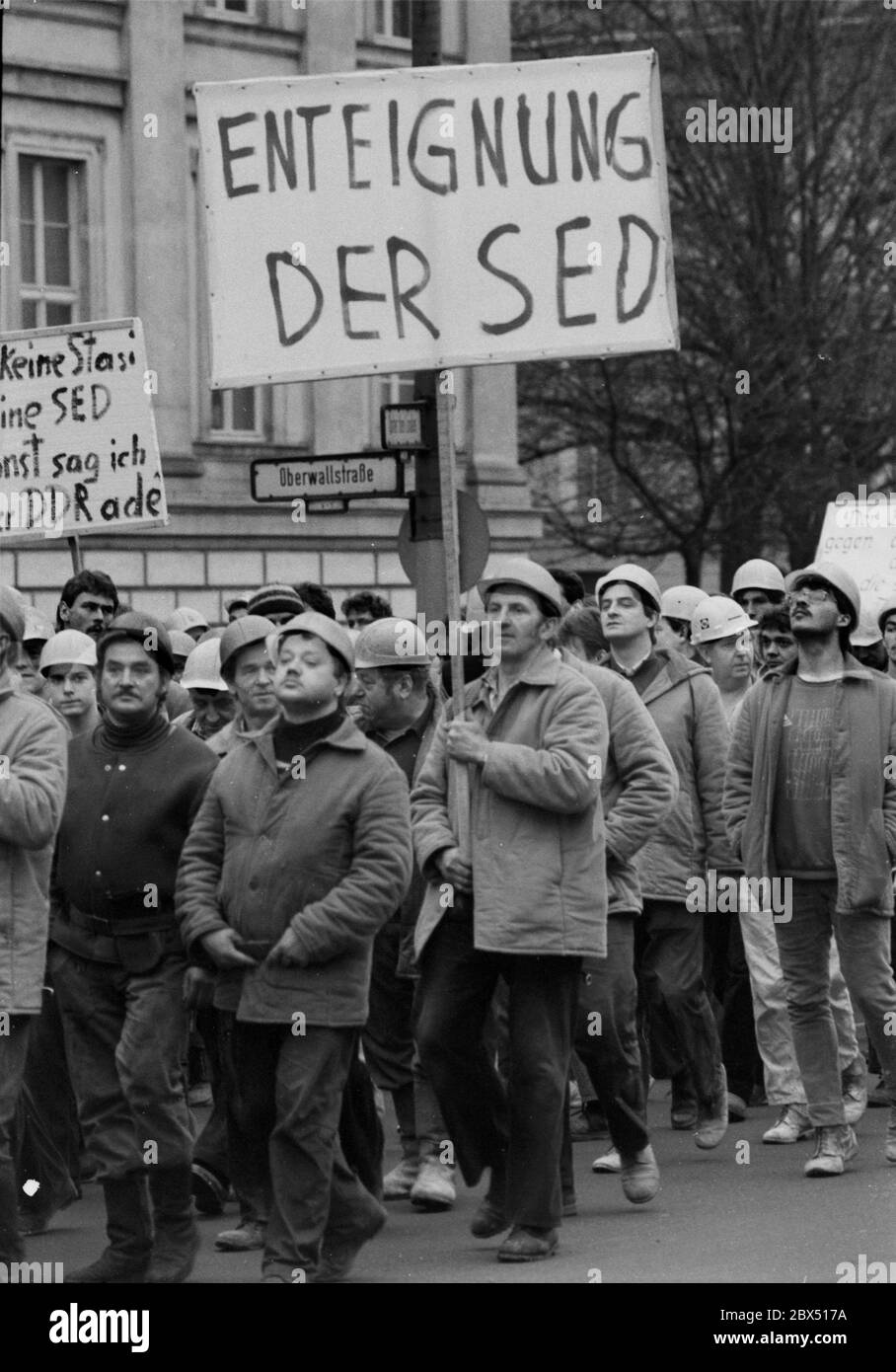 Berlino / GDR / Gennaio 1990 Demo a sostegno della Tavola rotonda, il governo Modrow non ha seguito gli ordini della Tavola rotonda. Di conseguenza, i lavoratori edili dei cantieri di Friedrichstrasse hanno smesso di lavorare e si sono trasferiti al Volkskammer. La maggior parte di loro lavorava per il VEB Ingenieurhochbau, Dove ci sono forti gruppi di opposizione - espropriazione della SED - // opposizione / Tavola rotonda / Wende / unificazione / GDR-Politica *** Città Germania Est / Germania Comunista / Oppositionautorità statali Beside una Tavola rotonda è stata installata nel 1990. Tutti i gruppi di opposizione, Stato Foto Stock