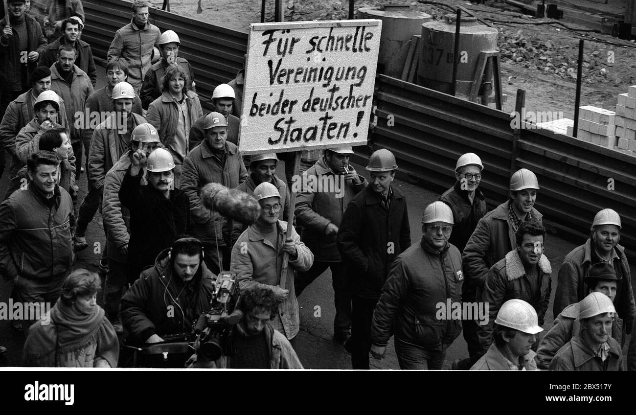 Berlino / GDR / Gennaio 1990 Demo a sostegno della Tavola rotonda, il governo Modrow non ha seguito gli ordini della Tavola rotonda. Di conseguenza, i lavoratori edili dei cantieri di Friedrichstrasse hanno smesso di lavorare e si sono trasferiti al Volkskammer. La maggior parte di loro lavorava per il VEB Ingenieurhochbau, Che ha forti gruppi di opposizione per una rapida riunificazione di entrambi gli stati tedeschi // opposizione / Tavola rotonda / Wende / unificazione / GDR-Politica *** Città *** Germania orientale / Germania comunista / opposizione accanto alle autorità statali è stata installata una Tavola rotonda nel 1990. Tutte le opposizioni Foto Stock