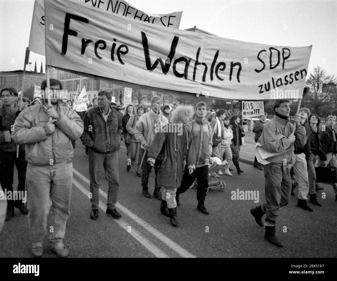 Berlino / DDR / SPD / 11 novembre 1989 dimostrazione a Berlino Est davanti al Consiglio di Stato. Studenti dell'Università di Humboldt e altri gruppi. SDP (SPD orientale) chiede -elezioni libere- // opposizione / Wende / sdp-spd [traduzione automatizzata] Foto Stock