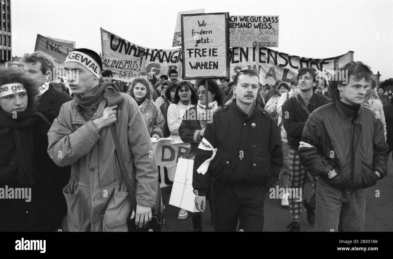 Berlino / DDR / SPD / 11 novembre 1989 dimostrazione a Berlino Est davanti al Consiglio di Stato. Studenti dell'Università di Humboldt e altri gruppi. SDP (SPD orientale) chiede -elezioni libere- // opposizione / Wende / sdp-spd [traduzione automatizzata] Foto Stock
