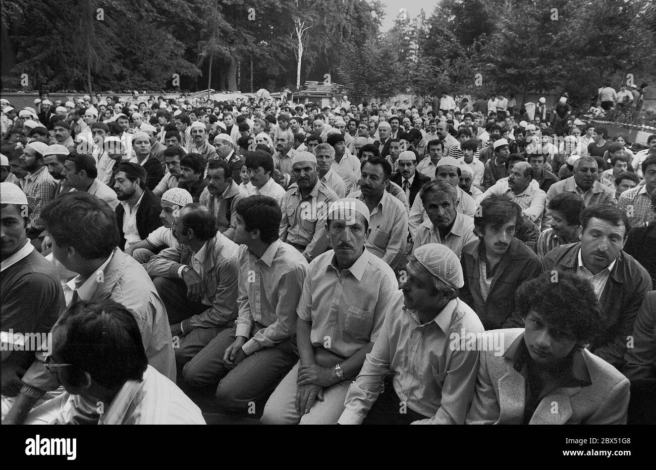 I quartieri di Berlino /Kreuzberg-Neukoelln / 1988 Ramadan terminano nella moschea del cimitero. I credenti non hanno posto nella moschea e pregano nel cimitero all'alba // Islam / culto / Turchi / stranieri / *** locale didascalia *** fine di Ramadan. La moschea dei Martiri è troppo piccola per i credenti. Si leva su campo aperto accanto a un cimitero. [traduzione automatizzata] Foto Stock