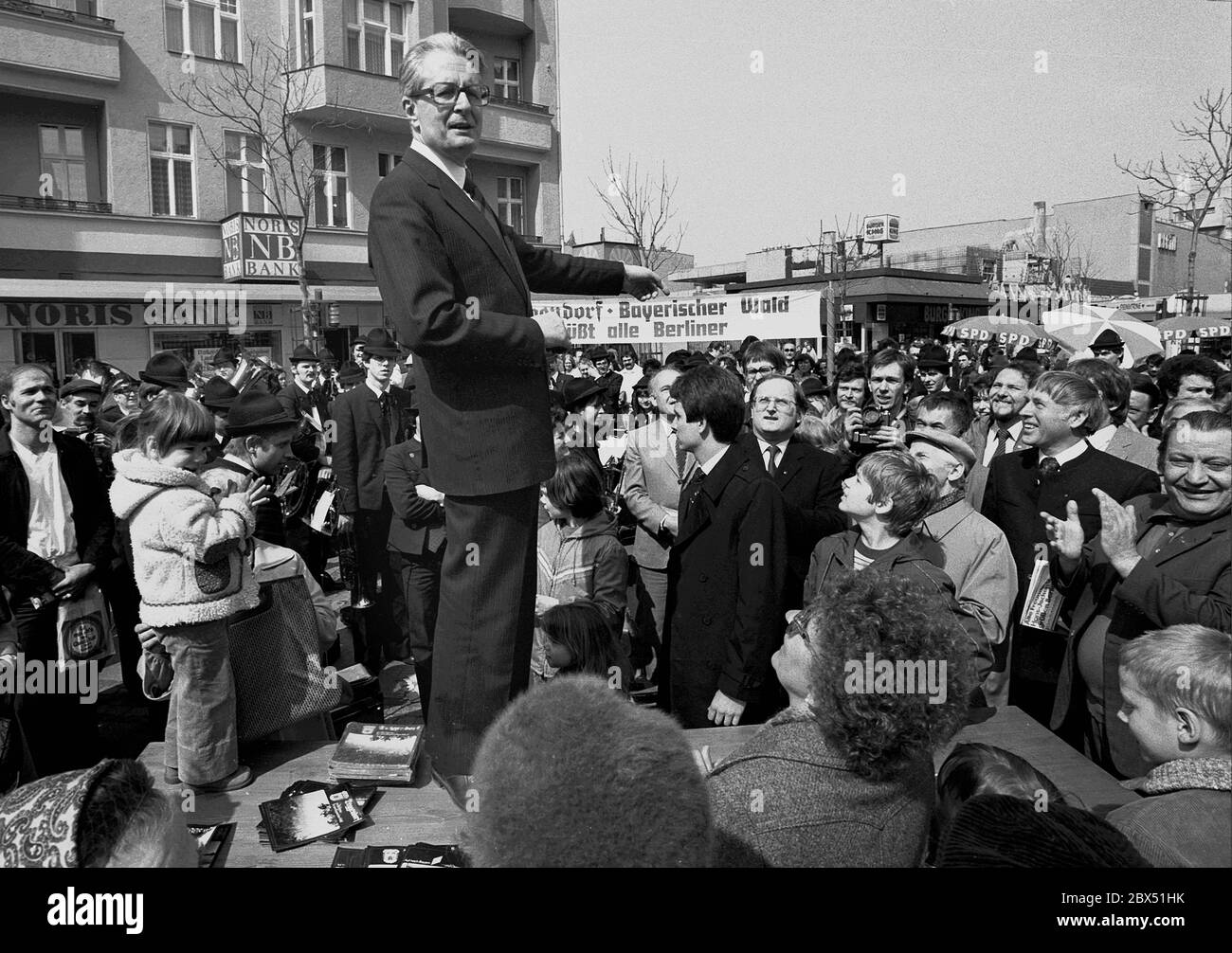 Berlino-Città / Germania / Parties / SPD / 25.4.1981 crisi nel SPD-Berlino, Jochen Vogel è eletto come un nuovo candidato di importazione. Campagna elettorale nella Wilmersdorfer Strasse di Charlottenburg, Jochen Vogel come oratore elettorale su un tavolo// 80 // distretti / [traduzione automatizzata] Foto Stock