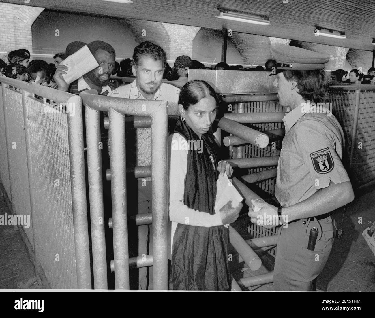 Berlino distretti / matrimoni / Tiergarten / stranieri / 1985 Ufficio asilo su Friedrich-Krause-Ufer, Dipartimento dei servizi sociali. Lunghe code davanti all'ufficio. Accesso all'autorità per gli stranieri attraverso bar e tornello // autorità / immigrazione / immigrazione / asilo / Turchi *** Local Caption *** richiedenti asilo, -Asylum Social Department-. Turk che entra nell'edificio governativo // stranieri / migrazione / turchi [traduzione automatizzata] Foto Stock