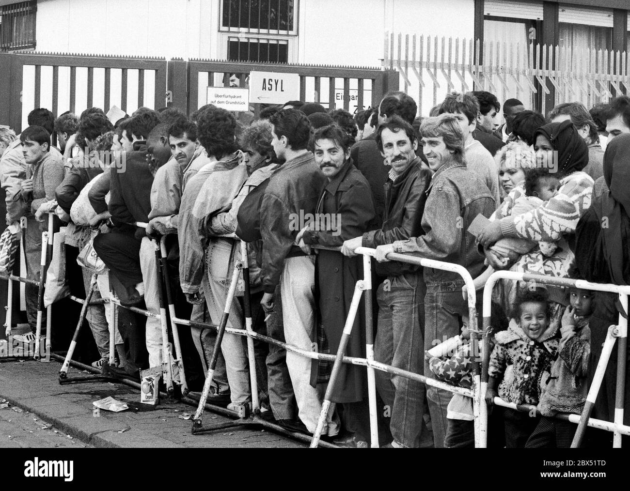 Berlino / matrimonio / Tiergarten / stranieri / 7 /1990 Ufficio di asilo presso Friedrich-Krause-Ufer, Dipartimento dei servizi sociali. Lunghe code davanti all'ufficio. // autorità / immigrazione / immigrazione / asilo / *** Local Caption *** stranieri / Asia richiedenti asilo di fronte al -Asylum Social Department-. [traduzione automatizzata] Foto Stock
