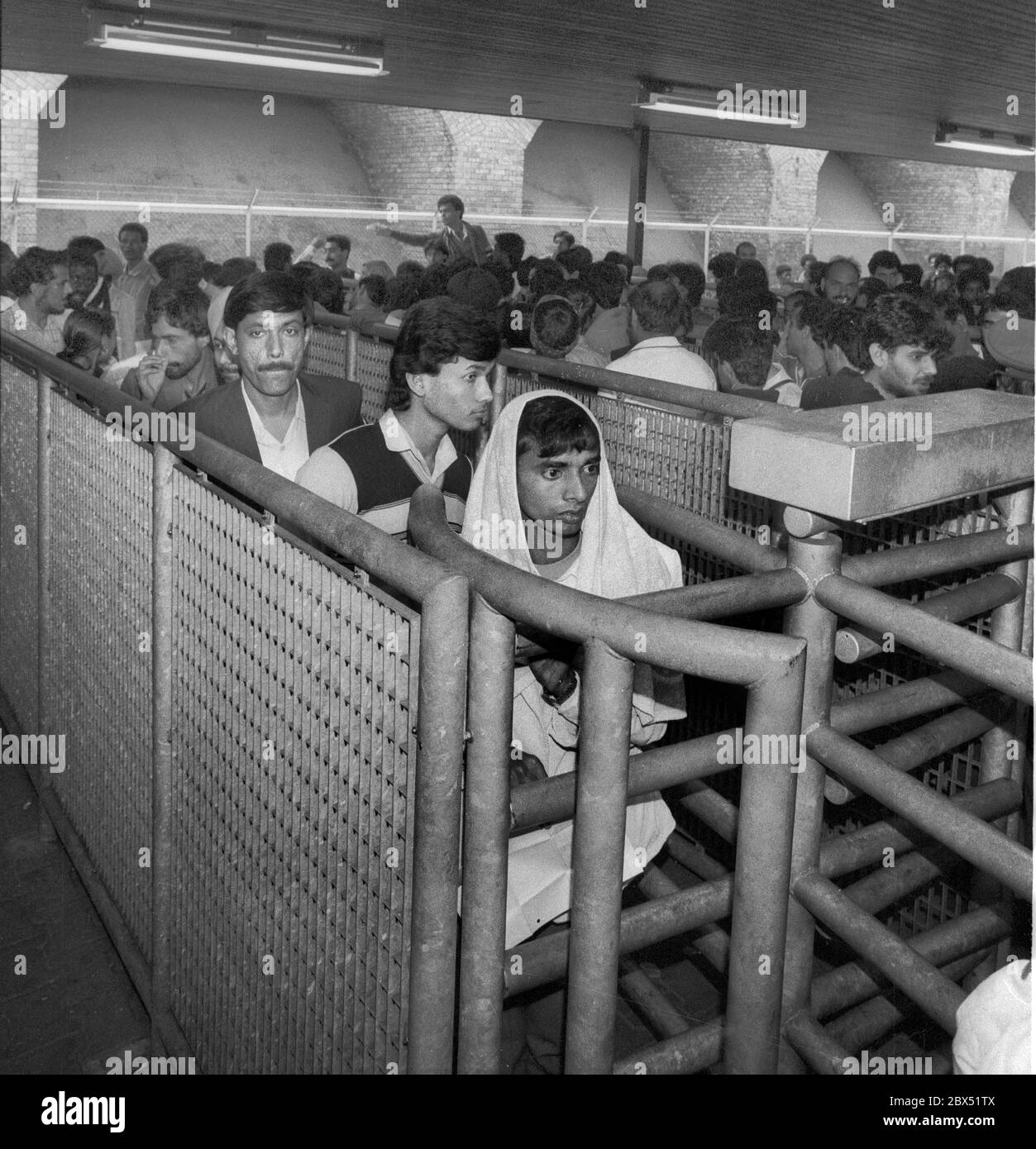 Berlino distretti / matrimoni / Tiergarten / stranieri / 1985 Ufficio asilo su Friedrich-Krause-Ufer, Dipartimento dei servizi sociali. Lunghe code davanti all'ufficio. Accesso all'autorità per gli stranieri attraverso bar e tornello // autorità / immigrazione / immigrazione / asilo / Turchi *** Local Caption *** richiedenti asilo, -Asylum Social Department-. Turk che entra nell'edificio governativo // stranieri / migrazione / turchi [traduzione automatizzata] Foto Stock