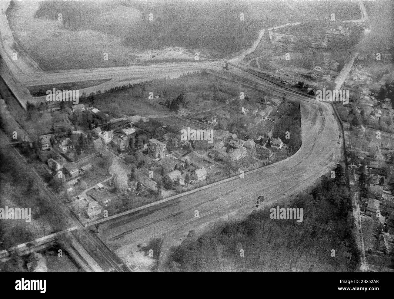 Berlino-Città / DDR / Muro / 30.4.1986 West Berlin village stucco di pietra sul territorio della DDR, quasi interamente circondato dal muro e dalla striscia della morte solo uno stretto passaggio per l'Occidente era aperto. Durante la Guerra fredda, vi vivevano 300 persone. Le pietre sono state considerate un simbolo per le mura di Berlino e il comunismo. La foto è stata scattata da un elicottero militare americano noleggiato da un imprenditore texano. I voli in elicottero sono stati vietati per i tedeschi. Berlino era un territorio occupato alleato. Doveva essere fotografata attraverso una finestra di plastica spessa e sporca. // distretti / Zehlendorf / Storia / Comunismo / Foto Stock