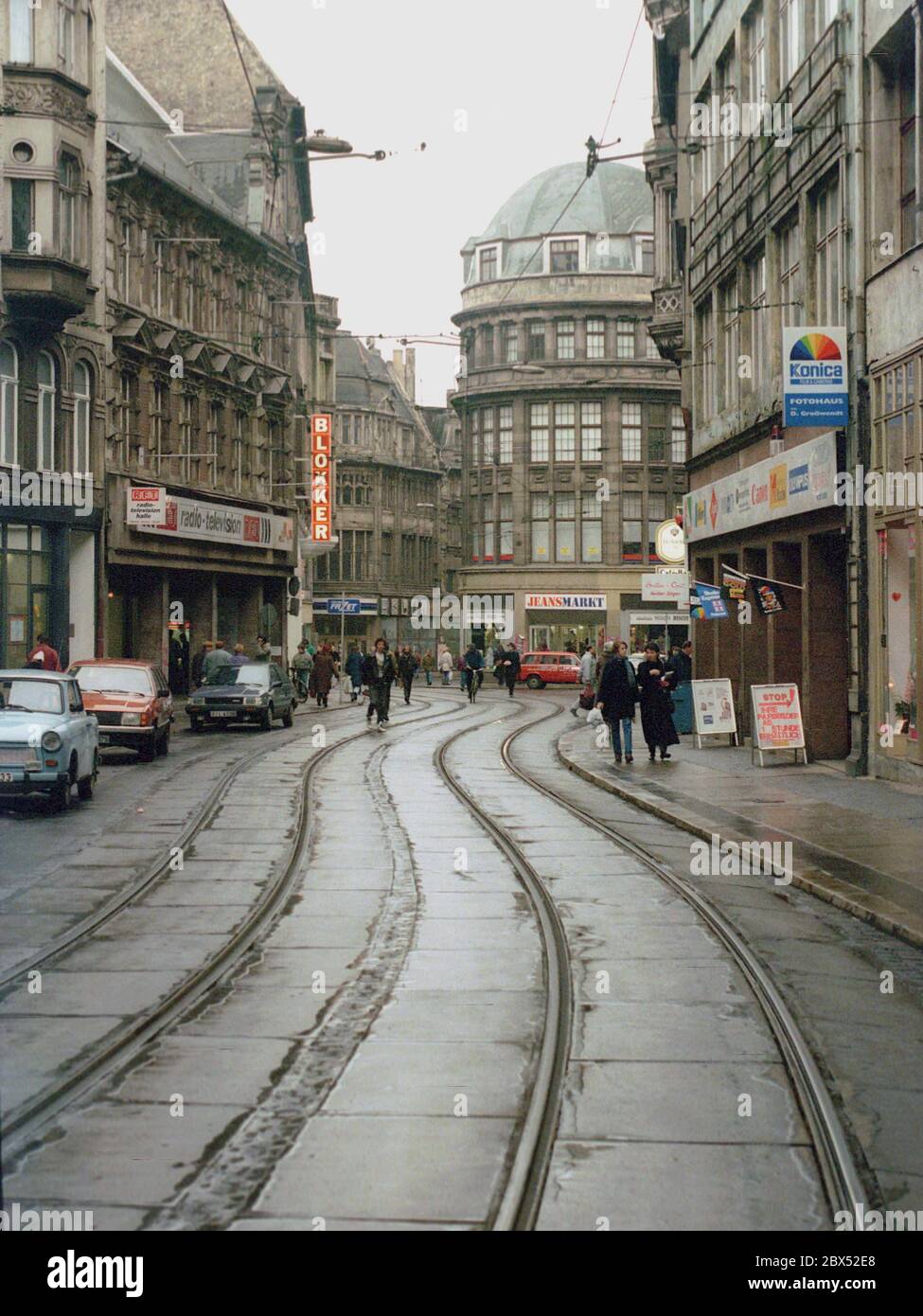 Sassonia-Anhalt / GDR-state / 1990 Halle an der Saale: Grosse Ulrichstrasse i primi negozi con pubblicità occidentale / decadimento / luoghi [traduzione automatizzata] Foto Stock