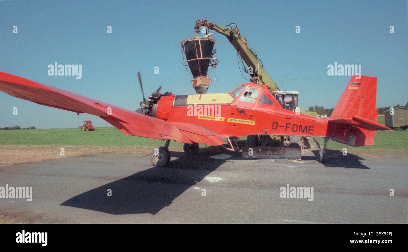 Sassonia / Agricoltura / GDR-Land / 5/1990 GPL vicino a Torgau, 1200 ettari, proprio campo aereo e propri aeromobili agricoli di produzione russa, qui è caricato arte-scavenger. // Agricoltura / campi GPL = Comunità di produzione agricola [traduzione automatizzata] Foto Stock