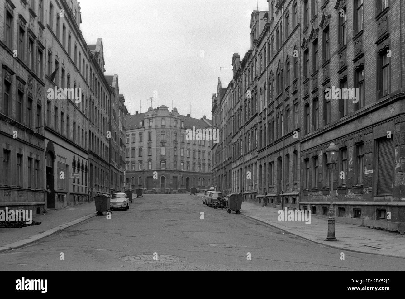 GDR End / Sassonia / inquilini residenziali / 6/ 1990 Chemnitz (Karl-Marx-Stadt), Sassonia: Quartiere residenziale Sonnenberg. Il quartiere è piuttosto marcio. // Bau-Staedtebau / periodo di fondazione la città fu fondata nel 1165, si trovava su importanti vie commerciali. Nel 1335 ricevette il privilegio di sbiancare e divenne così un'importante città tessile fino al XX secolo. Gli edifici antichi sono ora un museo. Dal settore delle macchine tessili ha sviluppato l'ingegneria meccanica tedesca. La città industriale era una roccaforte del movimento operaio, motivo per cui la RDT la rinominò Karl-Marx-Stadt. Da Foto Stock