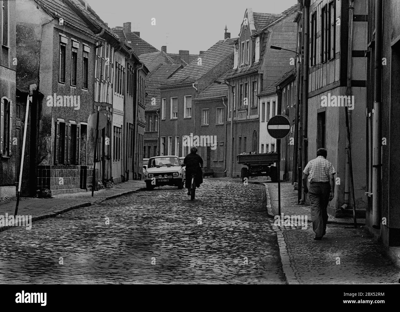 Brandeburgo / DDR / inizio 1990 Jueterbog, centro storico, strada centrale // Teltow-Flaeming / Stati federali / Stato della DDR [traduzione automatizzata] Foto Stock