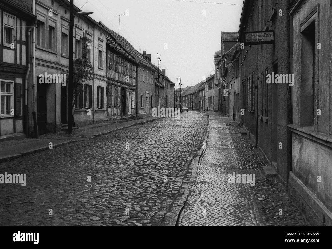 Brandeburgo / DDR / inizio 1990 Jueterbog, centro storico, strada centrale // Teltow-Flaeming / Stati federali / Stato della DDR [traduzione automatizzata] Foto Stock