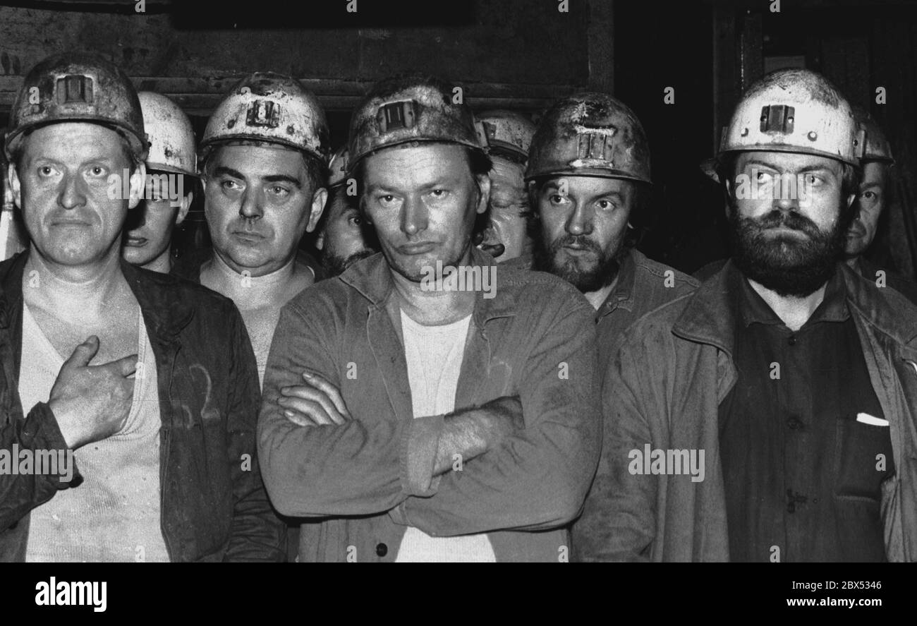 Stati federali / Turingia / DDR / 9 / 1990 estrazione di uranio a Ronneburg. La società apparteneva al VEB Wismut. Il governo della RDT a Berlino ha deciso di fermare l'estrazione dell'uranio. I minatori minacciano di scaricare rifiuti di uranio sull'autobahn, a meno che non si parlino di persone responsabili. Occupano gli alberi. La foto mostra i lavoratori in sciopero, 300 m sotto terra // ambiente / Miniere / Atomico / Economia / lavoratori / fiducia la società di azioni comune tedesco-sovietica è stata fondata dopo la formazione della RDT, per consentire all'Unione Sovietica di continuare ad avere accesso all'uranio nel Erzgebirge Foto Stock