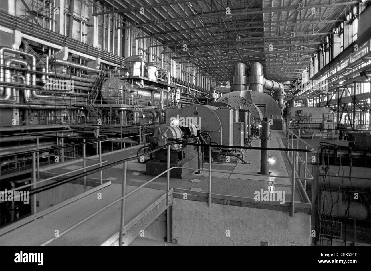 Meclemburgo-Pomerania occidentale / GDR / 1990 centrale nucleare di Lubmin, vicino a Greifswald. Il blocco 5 è ancora in costruzione. Poco dopo, la centrale viene chiusa per motivi di sicurezza. Oggi è un impianto di stoccaggio provvisorio per i residui radioattivi. La tecnologia era sovietica. La foto mostra la sala macchine in un blocco attivo, dove i generatori producevano elettricità // Atom / energia / reattore / NPP / energia nucleare / Stati federali / [traduzione automatizzata] Foto Stock