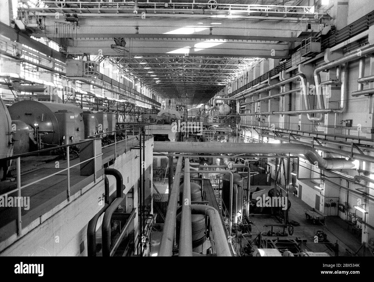 Meclemburgo-Pomerania occidentale / GDR / 1990 centrale nucleare di Lubmin, vicino a Greifswald. Il blocco 5 è ancora in costruzione. Poco dopo, la centrale viene chiusa per motivi di sicurezza. Oggi è un impianto di stoccaggio provvisorio per i residui radioattivi. La tecnologia era sovietica. La foto mostra la sala macchine in un blocco attivo, dove i generatori producevano elettricità // Atom / energia / reattore / NPP / energia nucleare / Stati federali / [traduzione automatizzata] Foto Stock