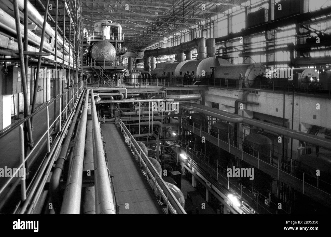 Meclemburgo-Pomerania occidentale / GDR / 1990 centrale nucleare di Lubmin, vicino a Greifswald. Il blocco 5 è ancora in costruzione. Poco dopo, la centrale viene chiusa per motivi di sicurezza. Oggi è un impianto di stoccaggio provvisorio per i residui radioattivi. La tecnologia era sovietica. La foto mostra la sala macchine in un blocco attivo, dove i generatori producevano elettricità // Atom / energia / reattore / NPP / energia nucleare / Stati federali / [traduzione automatizzata] Foto Stock