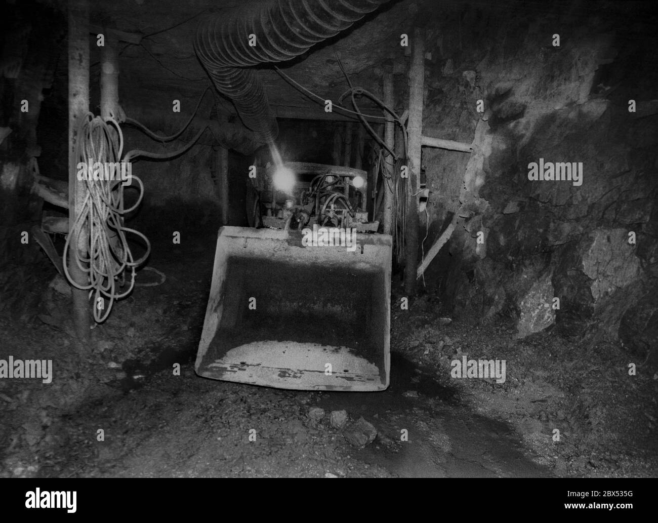 Turingia / GDR / miniera 3 / 1990 estrazione di uranio nel fusto di Drosen, Turingia orientale (vicino a Ronneburg). La roccia di Uranifera è minata. Il fusto era ancora in normale esercizio nel 1990, ma il futuro dell'estrazione dell'uranio non era ancora stato deciso. Foto: L'escavatore raccoglie la roccia dell'uranio precedentemente allentata dalla sabbiatura. // energia / nucleare / uranio / estrazione di uranio / energia nucleare [traduzione automatizzata] Foto Stock