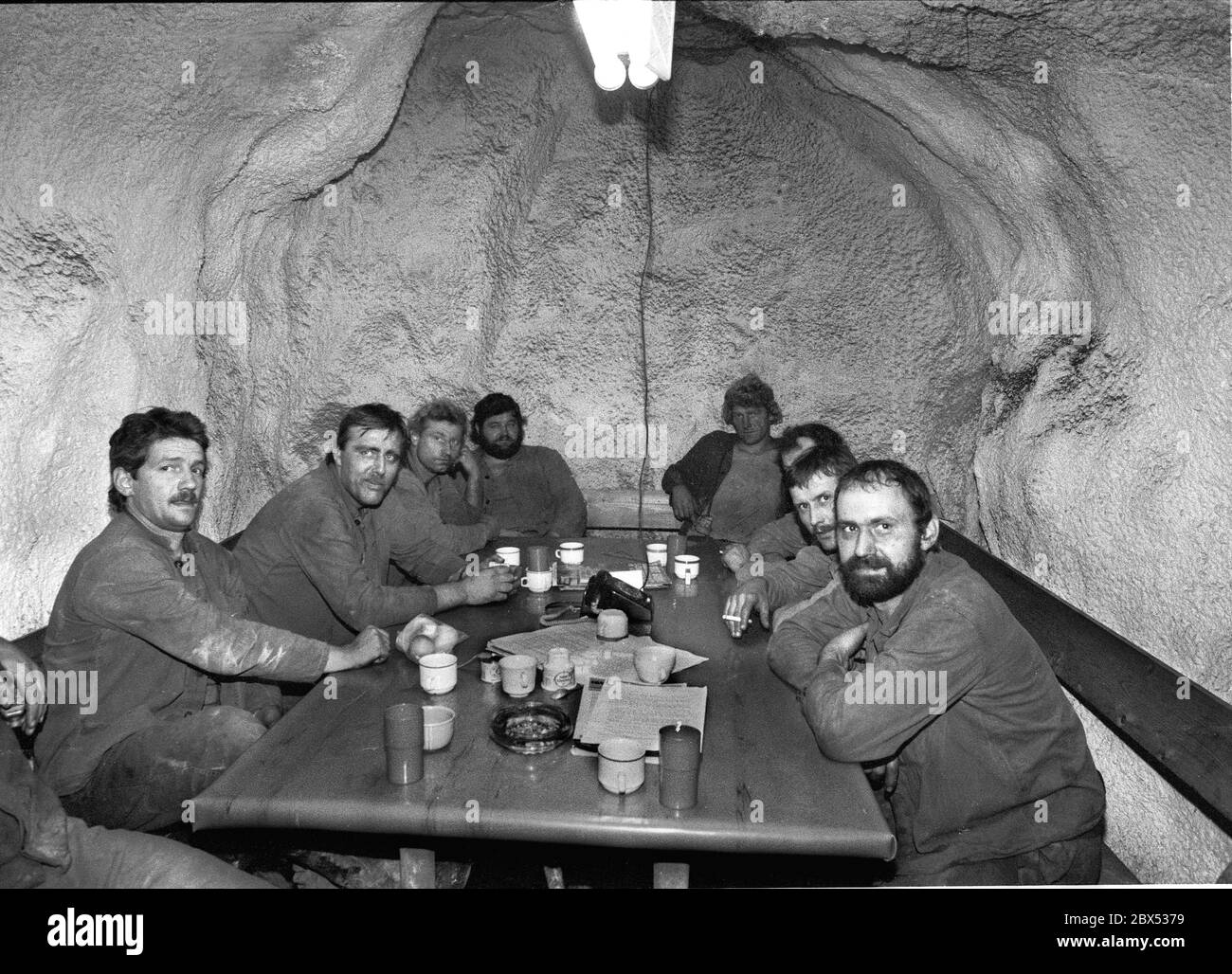 Stati federali / Turingia / DDR / 9 / 1990 estrazione di uranio a Ronneburg. La società apparteneva al VEB Wismut. Il governo della RDT a Berlino ha deciso di fermare l'estrazione dell'uranio. I minatori minacciano di scaricare rifiuti di uranio sull'autobahn, a meno che non si parlino di persone responsabili. Occupano gli alberi. La foto mostra i lavoratori in sciopero, 300 m sotto terra // ambiente / Miniere / Atomico / Economia / lavoratori / fiducia la società di azioni comune tedesco-sovietica è stata fondata dopo la formazione della RDT, per consentire all'Unione Sovietica di continuare ad avere accesso all'uranio nel Erzgebirge Foto Stock