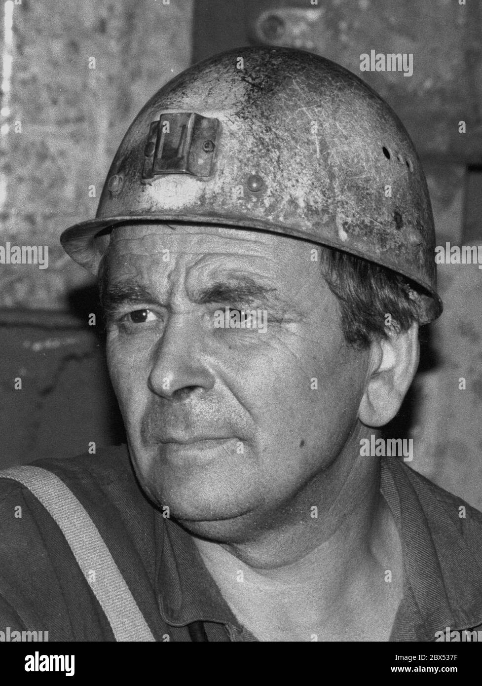 Stati federali / Turingia / DDR / 9 / 1990 estrazione di uranio a Ronneburg. La società apparteneva al VEB Wismut. Il governo della RDT a Berlino ha deciso di fermare l'estrazione dell'uranio. I minatori minacciano di scaricare rifiuti di uranio sull'autobahn, a meno che non si parlino di persone responsabili. Occupano gli alberi. La foto mostra i lavoratori in sciopero, 300 m sotto terra // ambiente / Miniere / Atomico / Economia / lavoratori / fiducia la società di azioni comune tedesco-sovietica è stata fondata dopo la formazione della RDT, per consentire all'Unione Sovietica di continuare ad avere accesso all'uranio nel Erzgebirge Foto Stock