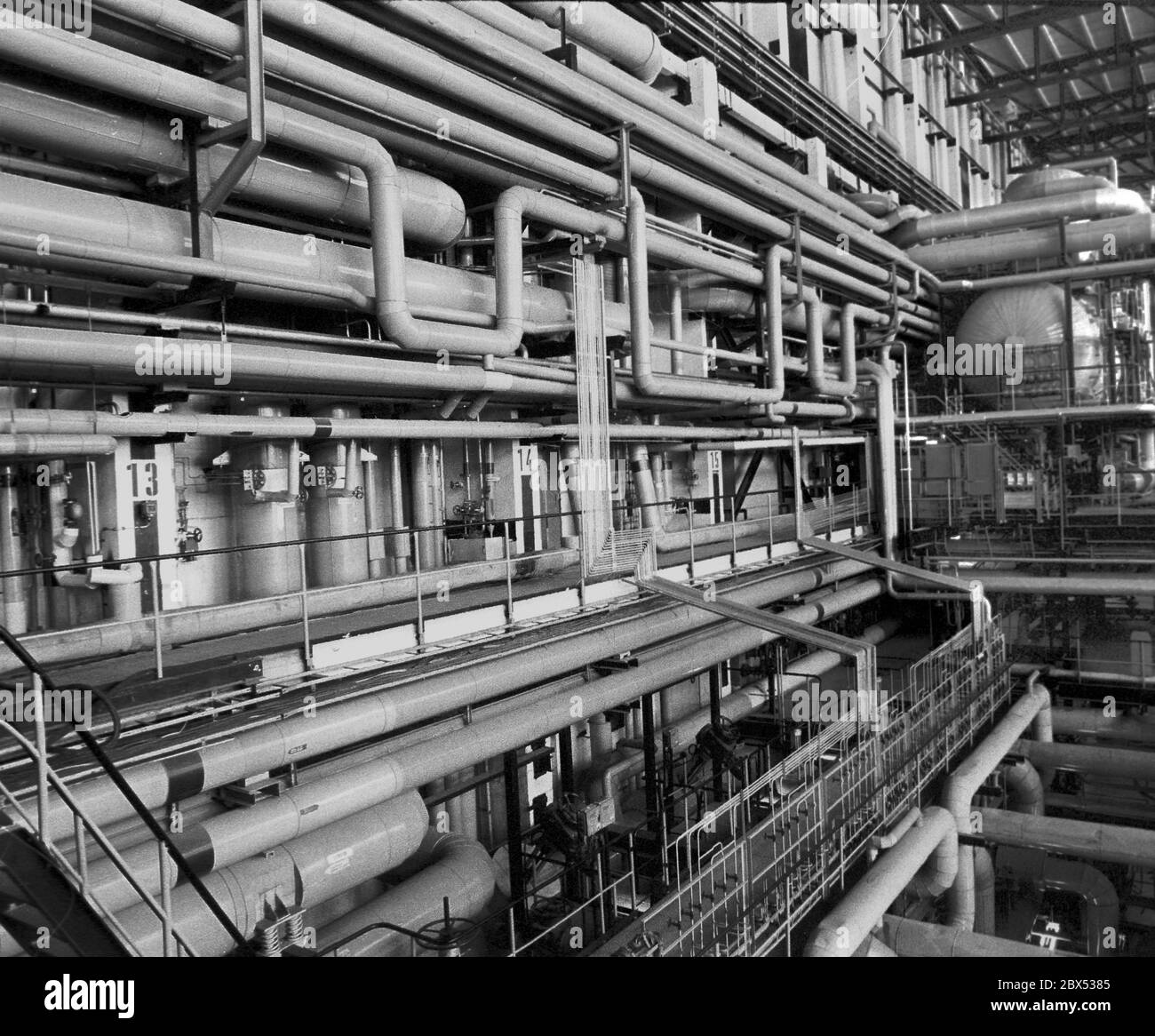 Meclemburgo-Pomerania occidentale / GDR / 1990 centrale nucleare di Lubmin, vicino a Greifswald. Il blocco 5 è ancora in costruzione. Poco dopo, la centrale viene chiusa per motivi di sicurezza. Oggi è un impianto di stoccaggio provvisorio per i residui radioattivi. La tecnologia era sovietica. La foto mostra la sala macchine in un blocco attivo, dove i generatori producevano elettricità // Atom / energia / reattore / NPP / energia nucleare / Stati federali / [traduzione automatizzata] Foto Stock