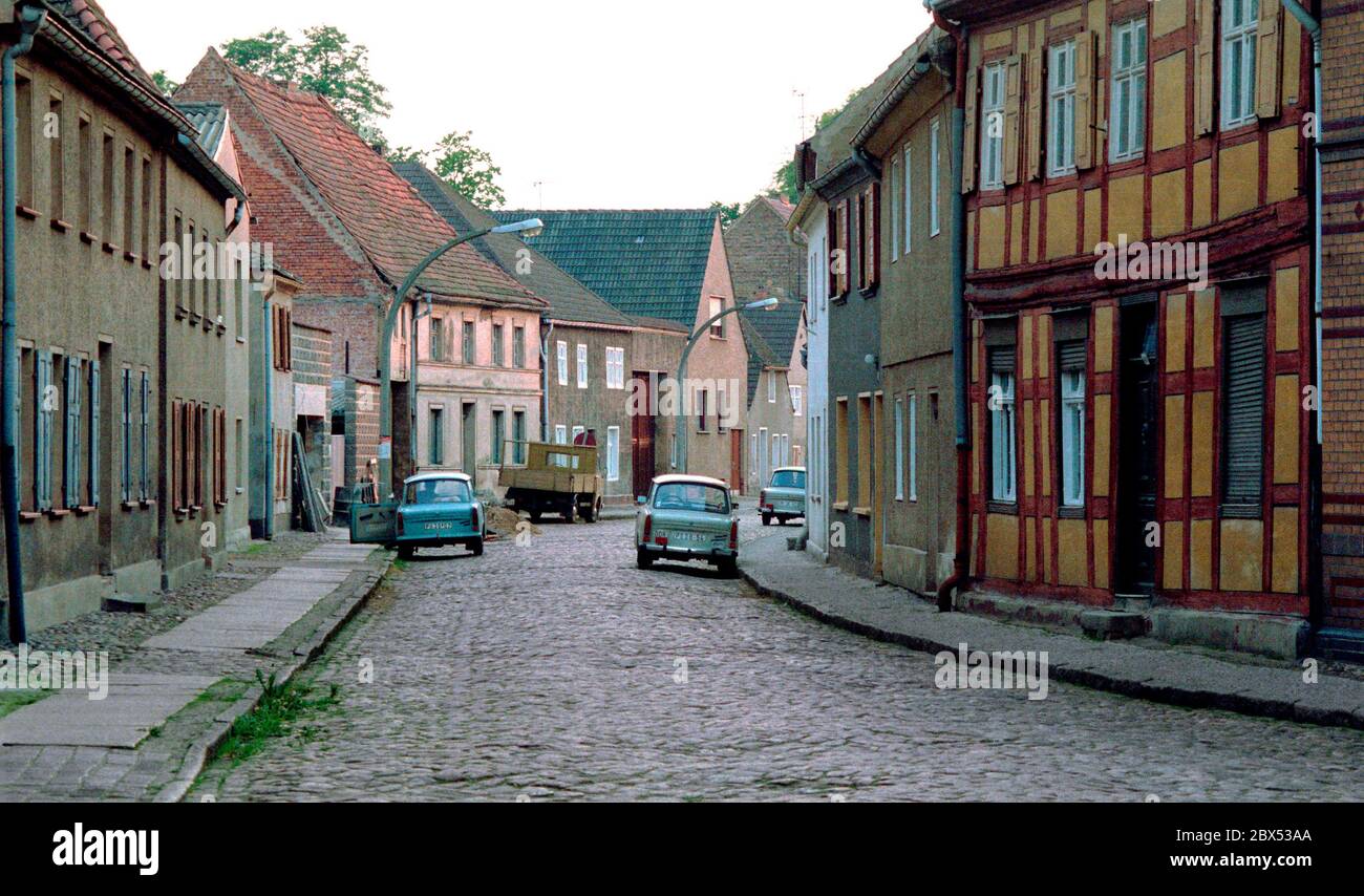 Brandeburgo / Stato della RDT / Località / 1990 Treuenbrietzen, centro città // Teltow-Flaeming / Stati federali / Cavallo [traduzione automatizzata] Foto Stock