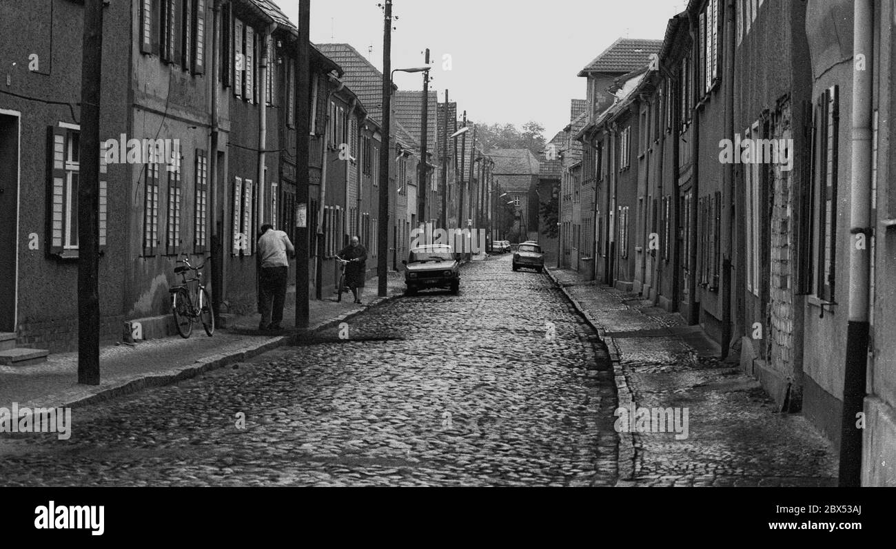 Brandeburgo / DDR / inizio 1990 Jueterbog, centro storico, strada centrale // Teltow-Flaeming / Stati federali / Stato della DDR [traduzione automatizzata] Foto Stock