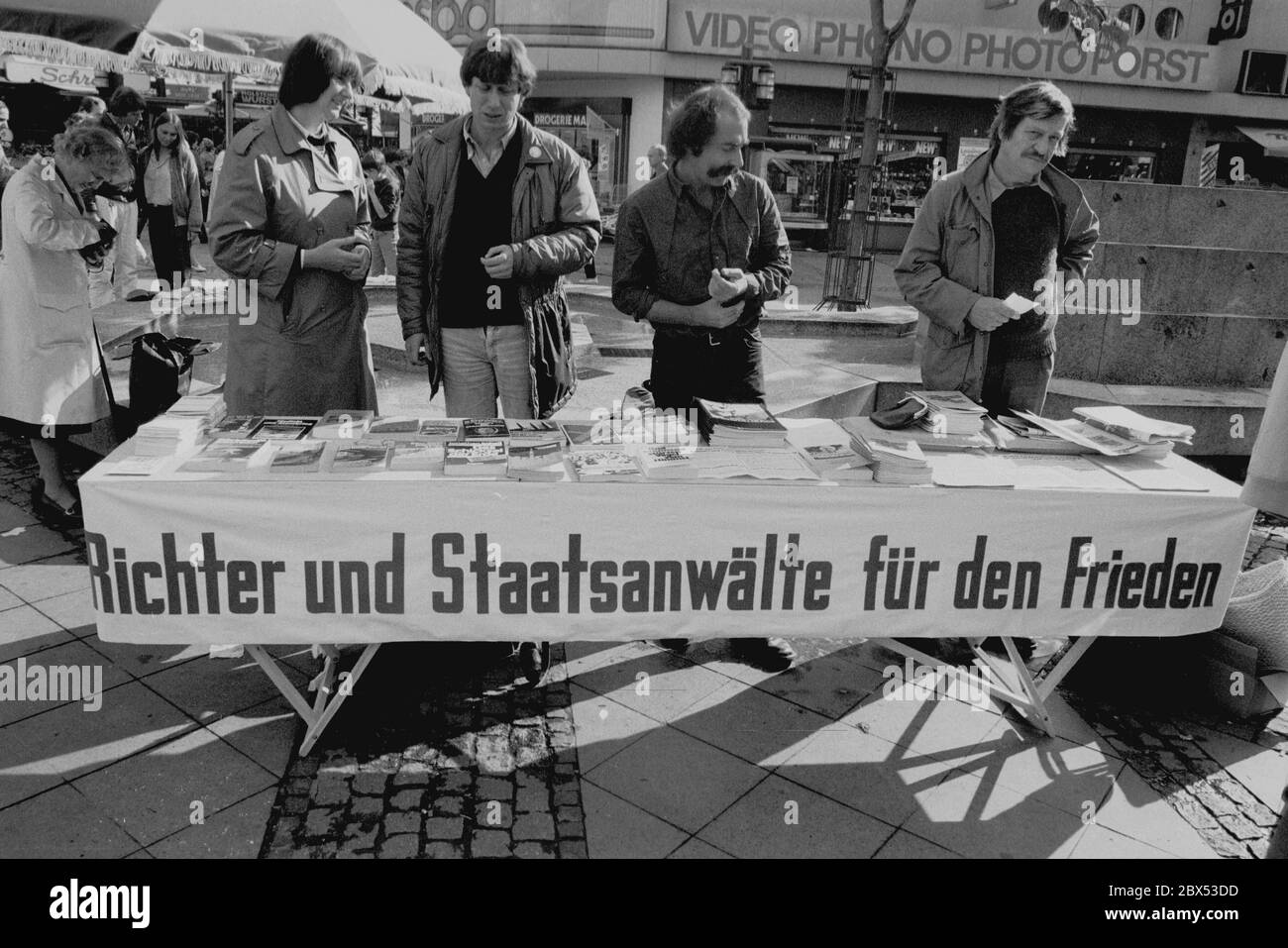 Berlino-distretti / Charlottenburg / 9 / 1983 Giudici e Prosecutori per la Pace, stand a Wilmersdorfer Strasse. Il movimento per la pace ha raggiunto gran parte della popolazione. Nell'agenda politica sono stati riarmo e Guerre stellari, riarmo morto del blocco orientale e uccisione, stazionamenti di missili nucleari in Germania contro l'Oriente. Questo ha anche spinto i giudici per le strade // Pace / Demo / Giustizia / Alleati [traduzione automatizzata] Foto Stock