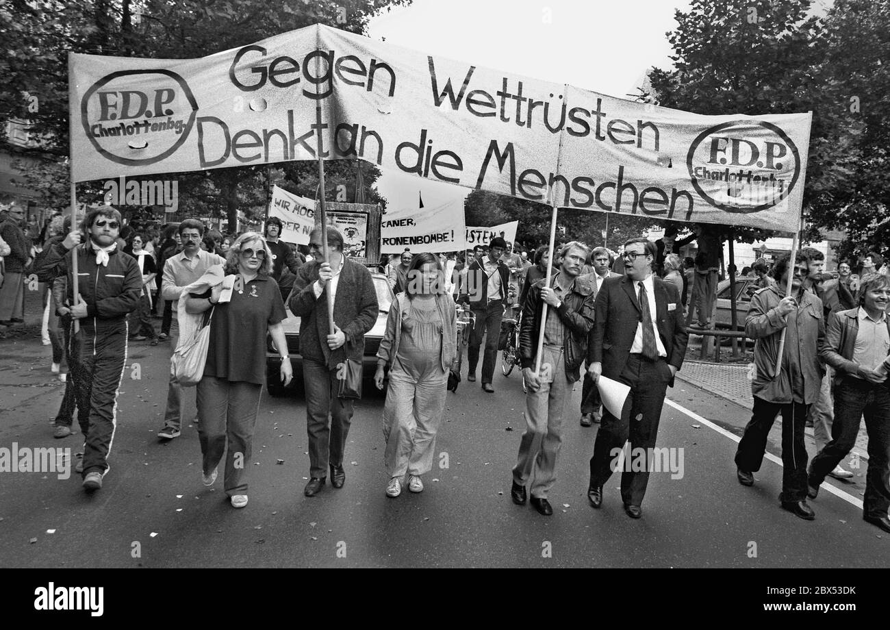 Berlino / anni '80 / dimostrazioni antimissili / 13.9.1981 Kurfuerstendamm: Demo durante la visita del Segretario di Stato americano Haig a Berlino. Per la sinistra, Haig è un guerrieri. Foto: Gruppi di donne con slogan di pace. Haig aveva detto: Ci sono cose più importanti della pace // America / Armament / movimento per la pace / SPD / Anti-guerra / Alleati / [traduzione automatizzata] Foto Stock