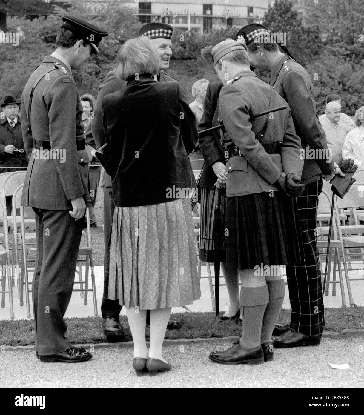 Berlin-Bezirke / Status / 12.5.1987 un corpo misto britannico alla celebrazione presso l'Airlift Memorial con le più recenti calze di sostegno // Alleati occidentali / militari / Gran Bretagna / Inghilterra [traduzione automatizzata] Foto Stock
