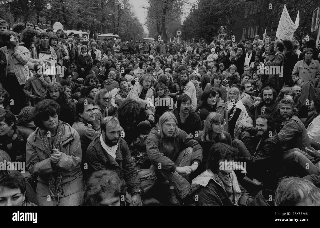 Berlino / movimento per la Pace / 80s / 15.10.1983 in protesta contro il razzo che stazionano in Germania, le caserme americane sono bloccate a Berlino, qui Andrews Barracks, Steglitz Finckensteinallee. Hanno preso parte molti gruppi di sinistra, sindacati e dipendenti // alleati / Anti-war / Demo / blocco / missili / [traduzione automatizzata] Foto Stock