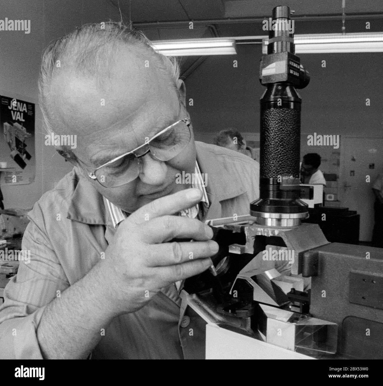 GDR / Economia / industria / Turingia / 11.5.1990 VEB Carl Zeiss Jena. A quel tempo 26,000 dipendenti, lasciando circa 2200. Successori tra cui Jenoptik. Foto: Principale fabbrica di microscopi leggeri. Un meccanico di precisione esegue tutte le fasi di lavoro, non vi è molto lavoro nella linea di montaggio. Due meccanici condividono una stanza. // lavoro / [traduzione automatizzata] Foto Stock