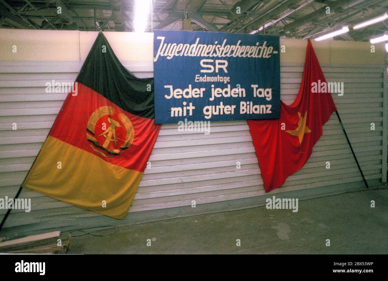 Berlino / Marzahn / GDR / 12 / 1989 Berlino, costruzione di un impianto di razionalizzazione VEM. Dipartimento Tedesco-Vietnamita, ogni giorno con buoni risultati. La società aveva già eletto un comitato aziendale all'inizio del 1990, in conformità con la legge sulla costituzione aziendale della Germania occidentale contro le leggi della RDT. Il SED Works council, la direzione del sindacato di opere BGL, si dimise. La società si chiama ora ELPRO AG // stranieri / Vietnam / Partito / Economia / Marzahn-Hellersdorf / fiducia / stranieri / Vietnam / Partito / Economia / Marzahn-Hellersdorf / fiducia / stranieri / Vietnam / Partito / Economia Foto Stock
