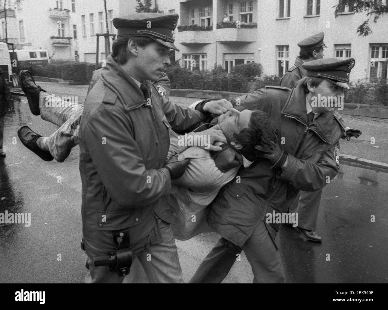 Berlin-Bezirke / Pace / / / 15.10.1983 in protesta contro il razzo che stazionano in Germania, le caserme americane sono bloccate a Berlino, qui Andrews-Barracks, Steglitz, Finckensteinallee. Hanno partecipato molti gruppi di sinistra. La polizia arresta un blocco // Alleati / Anti-guerra / Demo / blocco / missili / Storia / sicurezza [traduzione automatizzata] Foto Stock