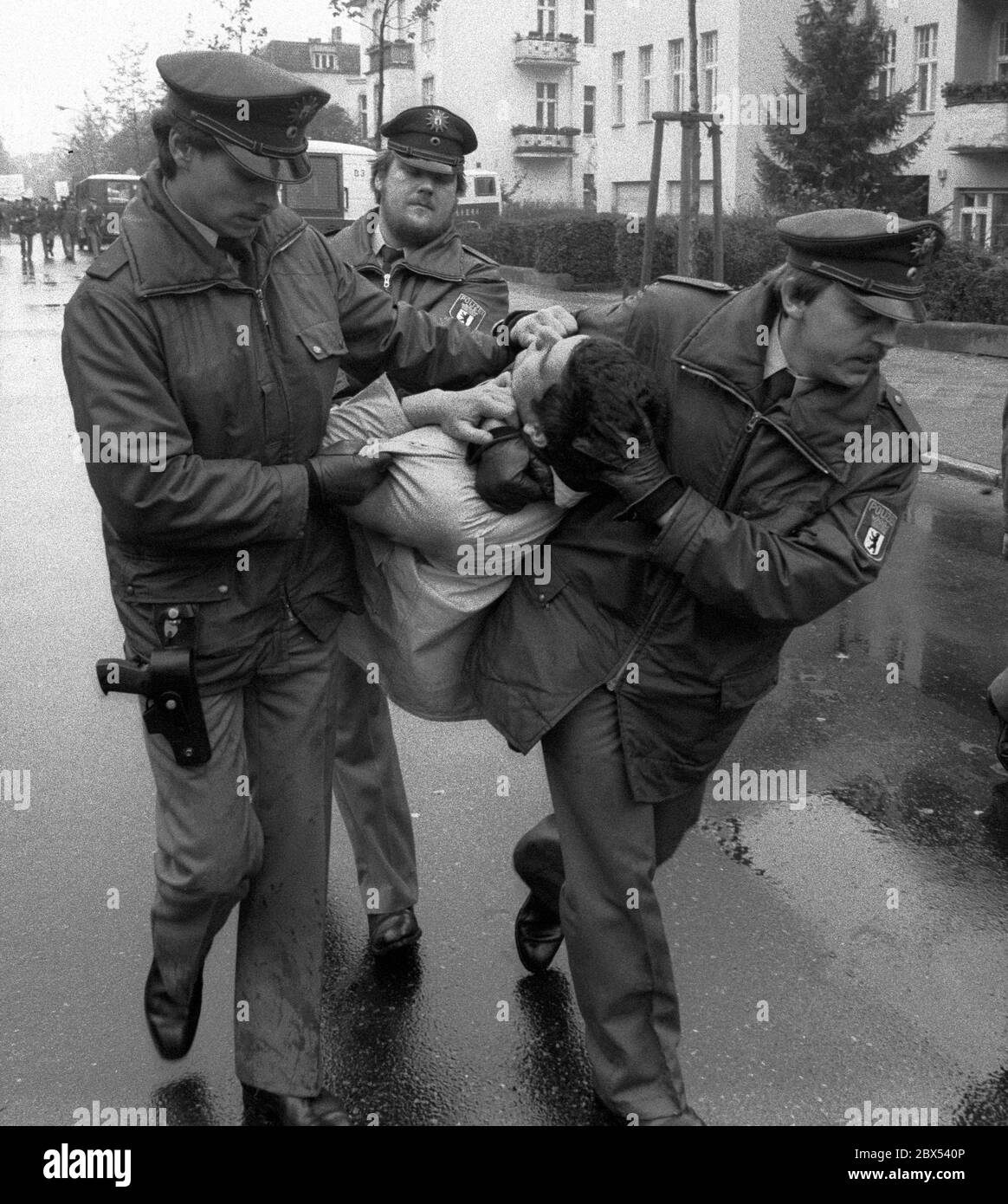 Berlin-Bezirke / Pace / / / 15.10.1983 in protesta contro il razzo che stazionano in Germania, le caserme americane sono bloccate a Berlino, qui Andrews-Barracks, Steglitz, Finckensteinallee. Hanno partecipato molti gruppi di sinistra. La polizia arresta un blocco // Alleati / Anti-guerra / Demo / blocco / missili / Storia / sicurezza [traduzione automatizzata] Foto Stock