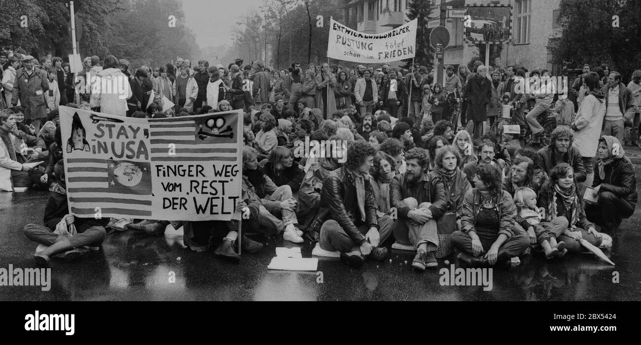 Berlin-Bezirke / Pace / / / 15.10.1983 in protesta contro il razzo che stazionano in Germania le caserme americane sono bloccate a Berlino, qui Andrews-Barracks, Steglitz Finckensteinallee. Hanno partecipato molti gruppi di sinistra, sindacati e dipendenti della Free University. // Alleati / Anti-War / dimostrazione / blocco / razzi / fino al 1945 la SS-Leibstandarte Adolf Hitler era stazionata in questa caserma. [traduzione automatizzata] Foto Stock