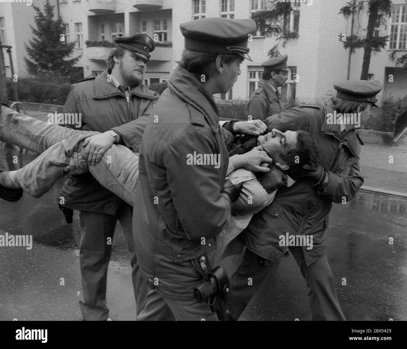 Berlin-Bezirke / Pace / / / 15.10.1983 in protesta contro il razzo che stazionano in Germania, le caserme americane sono bloccate a Berlino, qui Andrews-Barracks, Steglitz, Finckensteinallee. Hanno partecipato molti gruppi di sinistra. La polizia arresta un blocco // Alleati / Anti-guerra / Demo / blocco / missili / Storia / sicurezza [traduzione automatizzata] Foto Stock