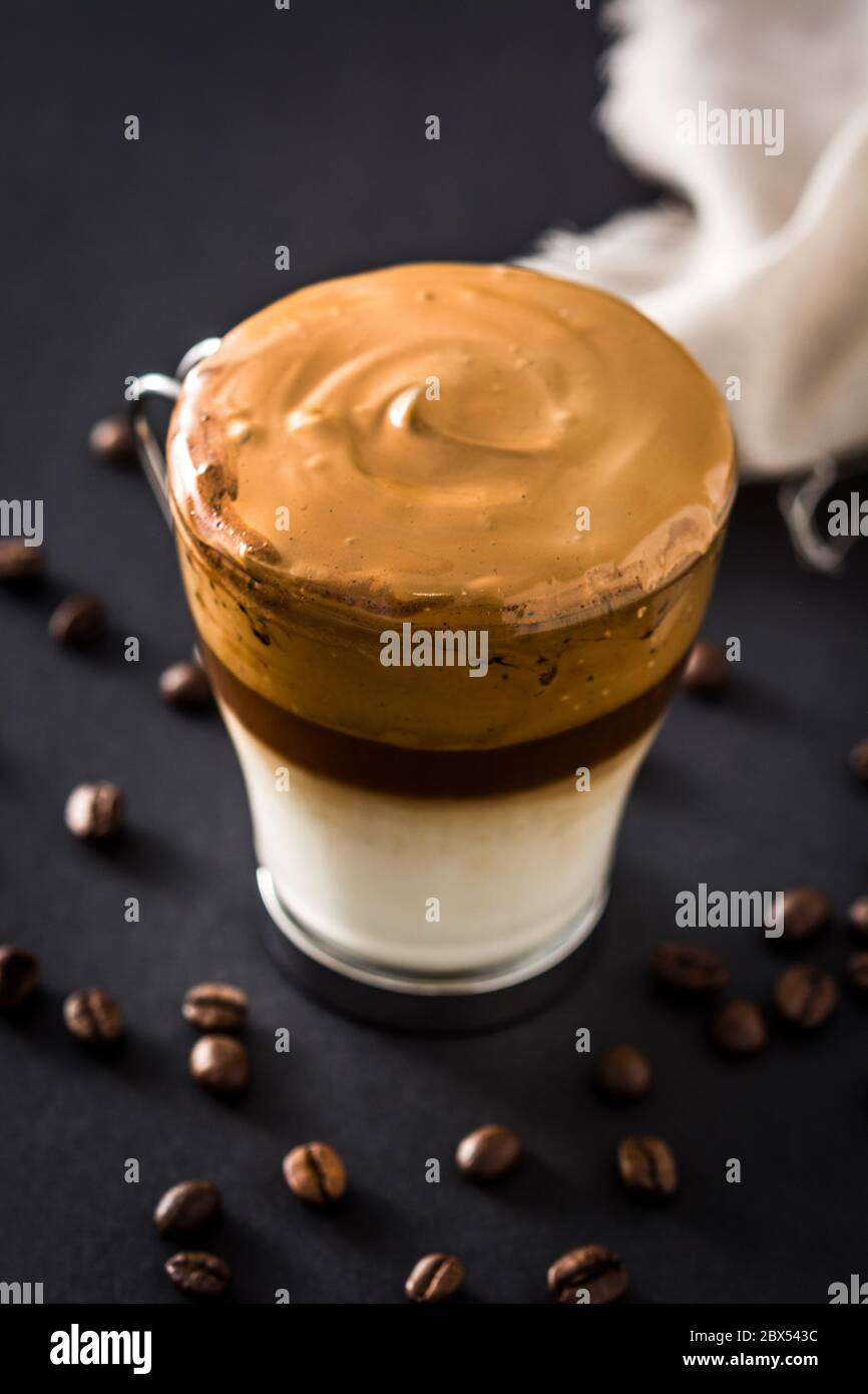 Caffè cremoso ghiacciato dalgona su sfondo nero Foto Stock