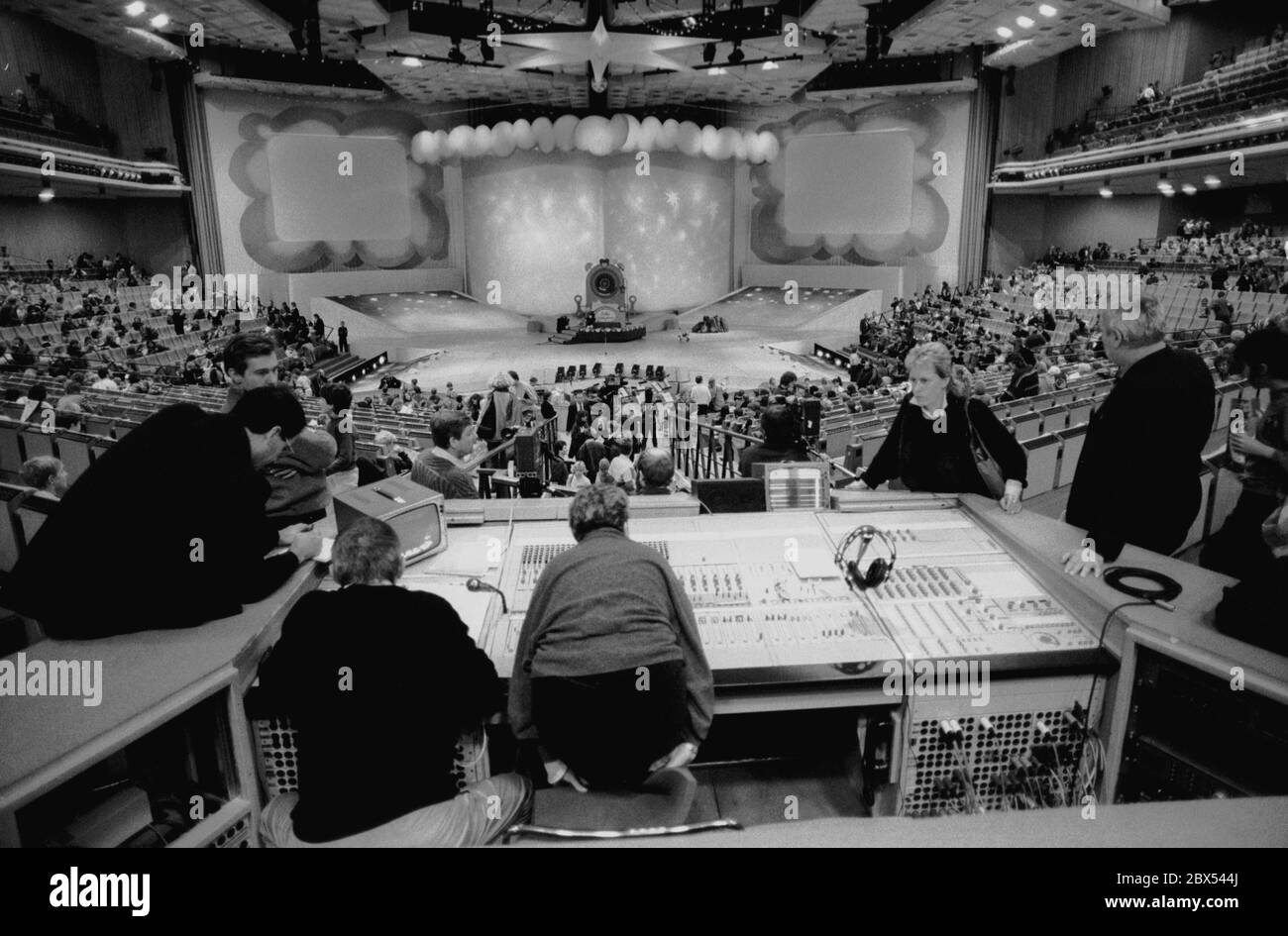 Berlin-Mitte / GDR / Dicembre 1989 Palast der Republik, grande sala, un evento per bambini, di fronte al banco del direttore. I grandi eventi televisivi della DDR si sono svolte in questa sala // Schlossplatz / [traduzione automatizzata] Foto Stock