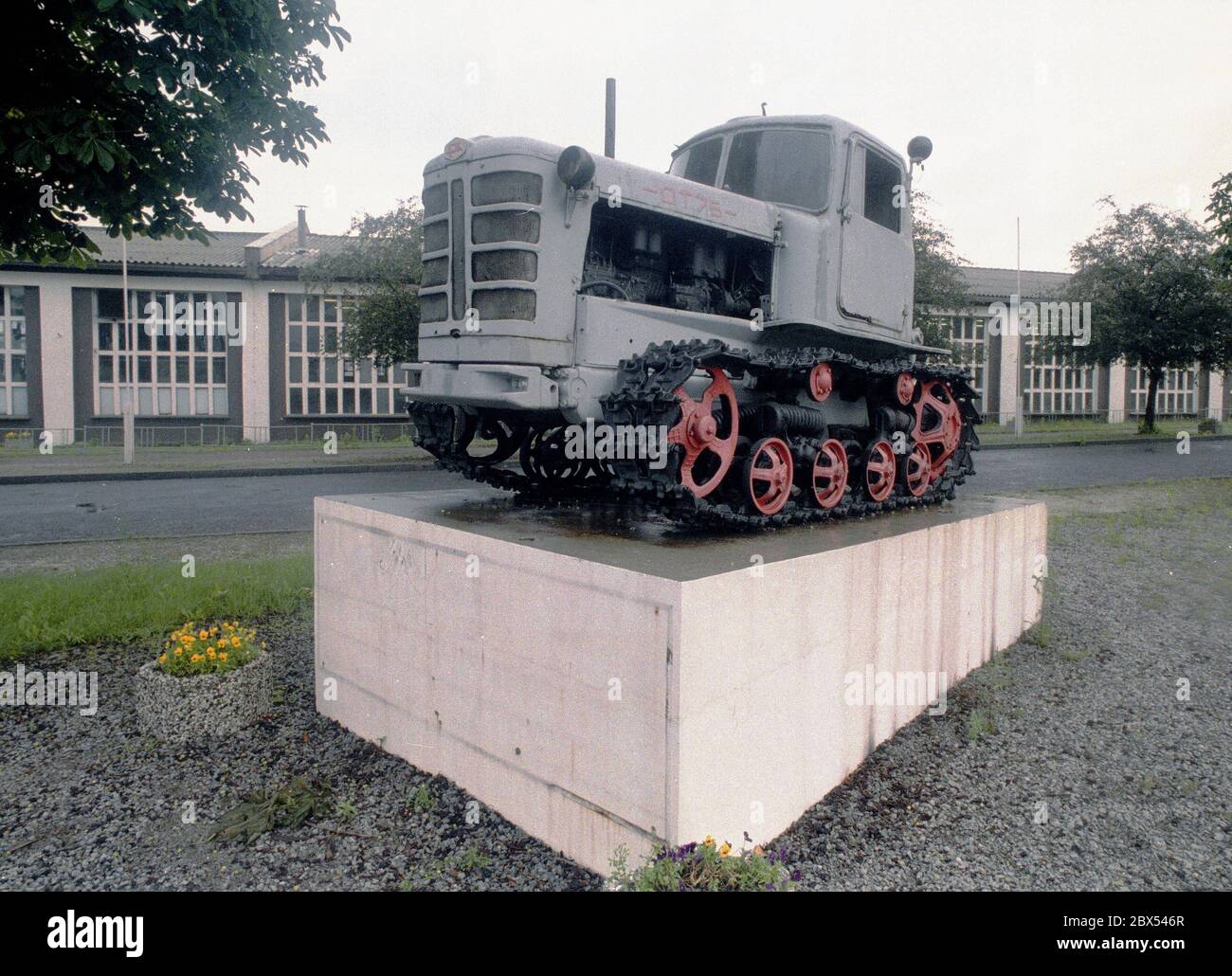 Brandeburgo / GDR / Uckermark region / 1990 trattore sovietico come pubblicità di fronte ad una fattoria VEB in Angermuende un anno dopo un camion Mitsubishi è lì in piedi (vedi foto 1991). // unificazione / industria / Agricoltura / Trasporti / Stati federali [traduzione automatizzata] Foto Stock