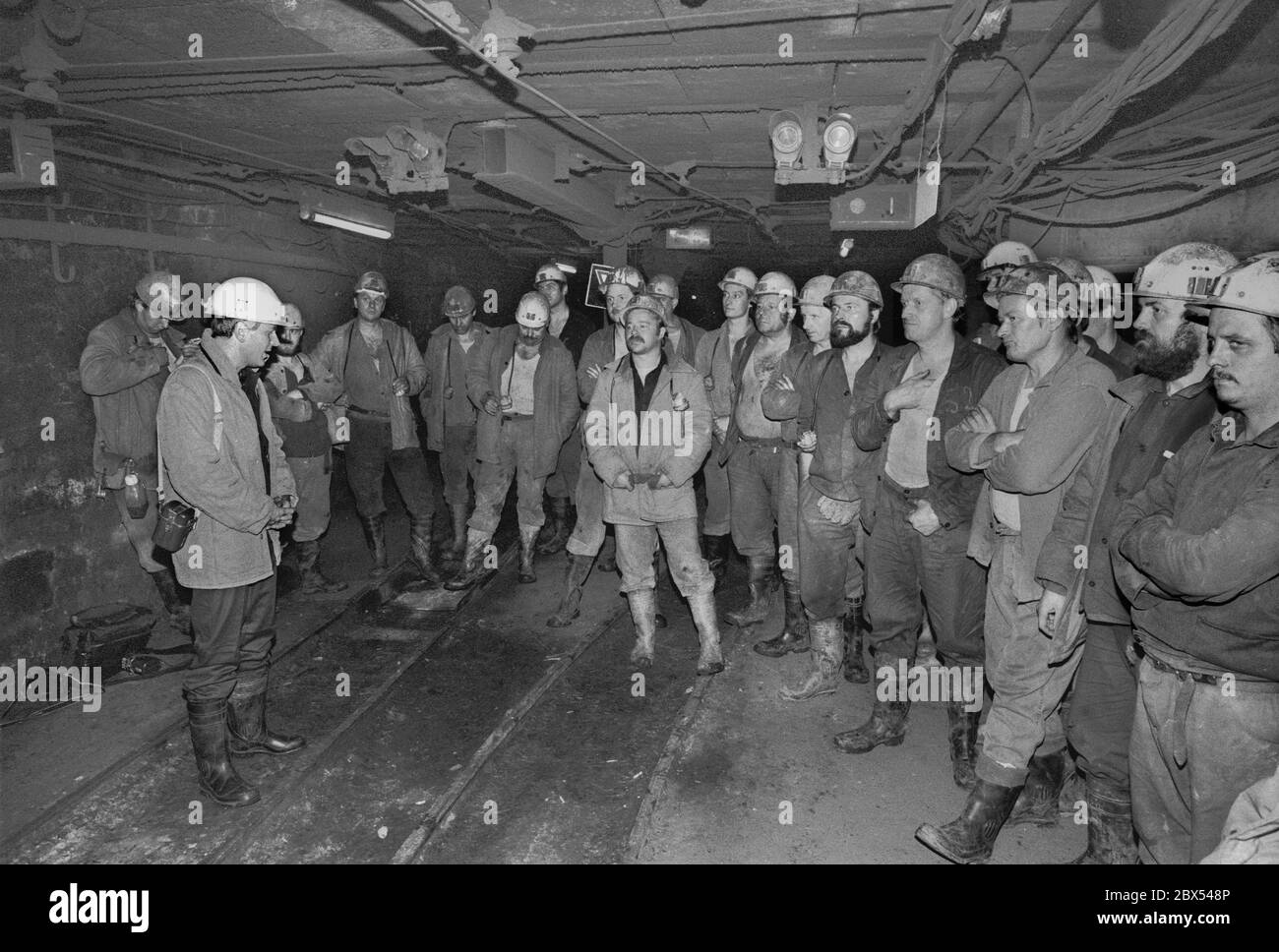 Stati federali / Turingia / DDR / 9 / 1990 estrazione di uranio a Ronneburg. La società apparteneva al VEB Wismut. Il governo della RDT a Berlino ha deciso di fermare l'estrazione dell'uranio. I minatori minacciano di scaricare rifiuti di uranio sull'autobahn, a meno che non si parlino di persone responsabili. Occupano gli alberi. La foto mostra i lavoratori in sciopero, 300 m sotto terra // ambiente / Miniere / Atomico / Economia / lavoratori / fiducia la società di azioni comune tedesco-sovietica è stata fondata dopo la formazione della RDT, per consentire all'Unione Sovietica di continuare ad avere accesso all'uranio nel Erzgebirge Foto Stock