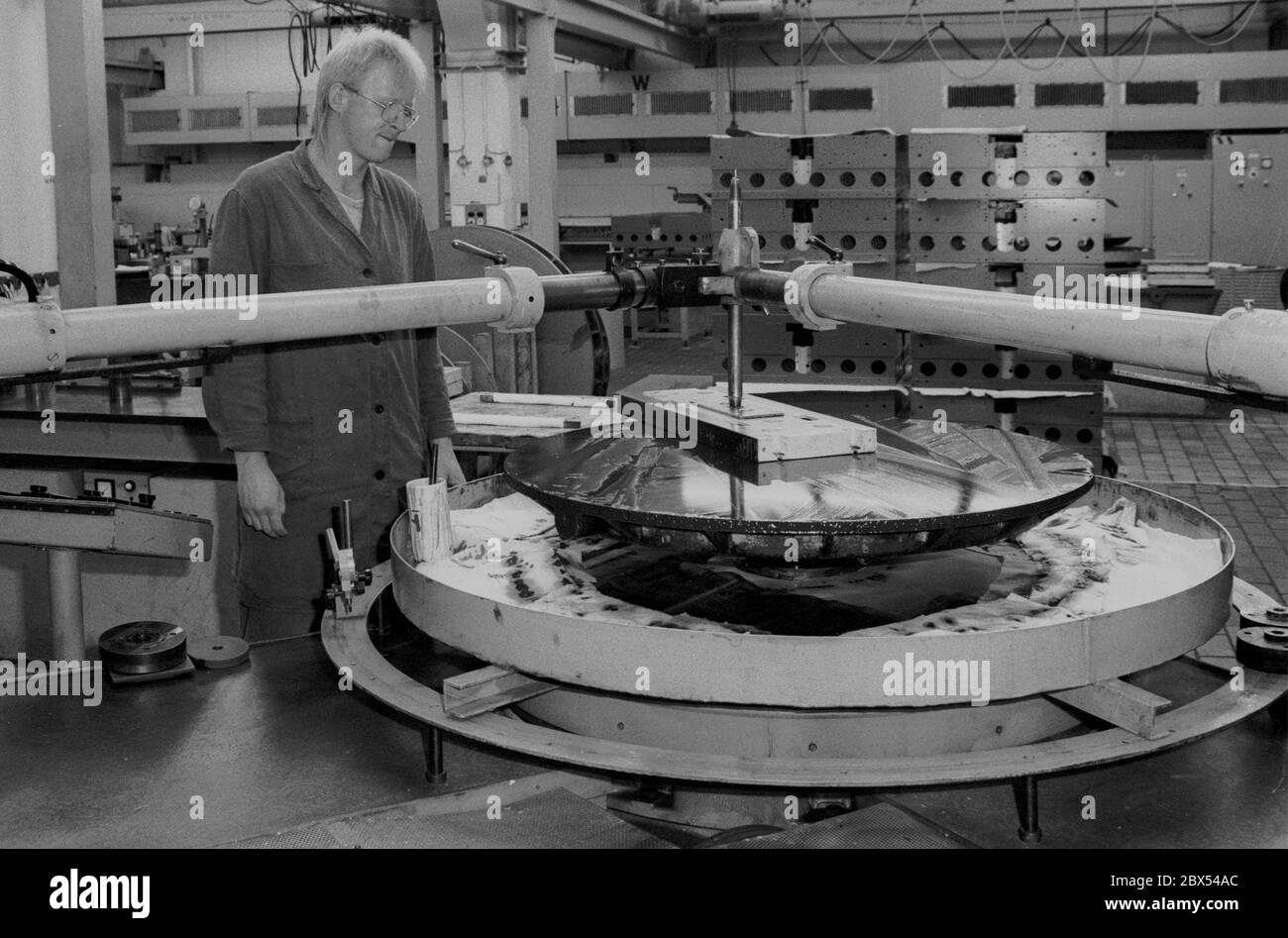 Thueringen / Jena / VEB Carl Zeiss Jena, 1990 sono macchine per lappatura. Macinano i portatori per i sistemi di esposizione a fascio di elettroni. Devono essere molto piatte e precise. // Economia / industria / elettronica / GDR / fiducia [traduzione automatizzata] Foto Stock